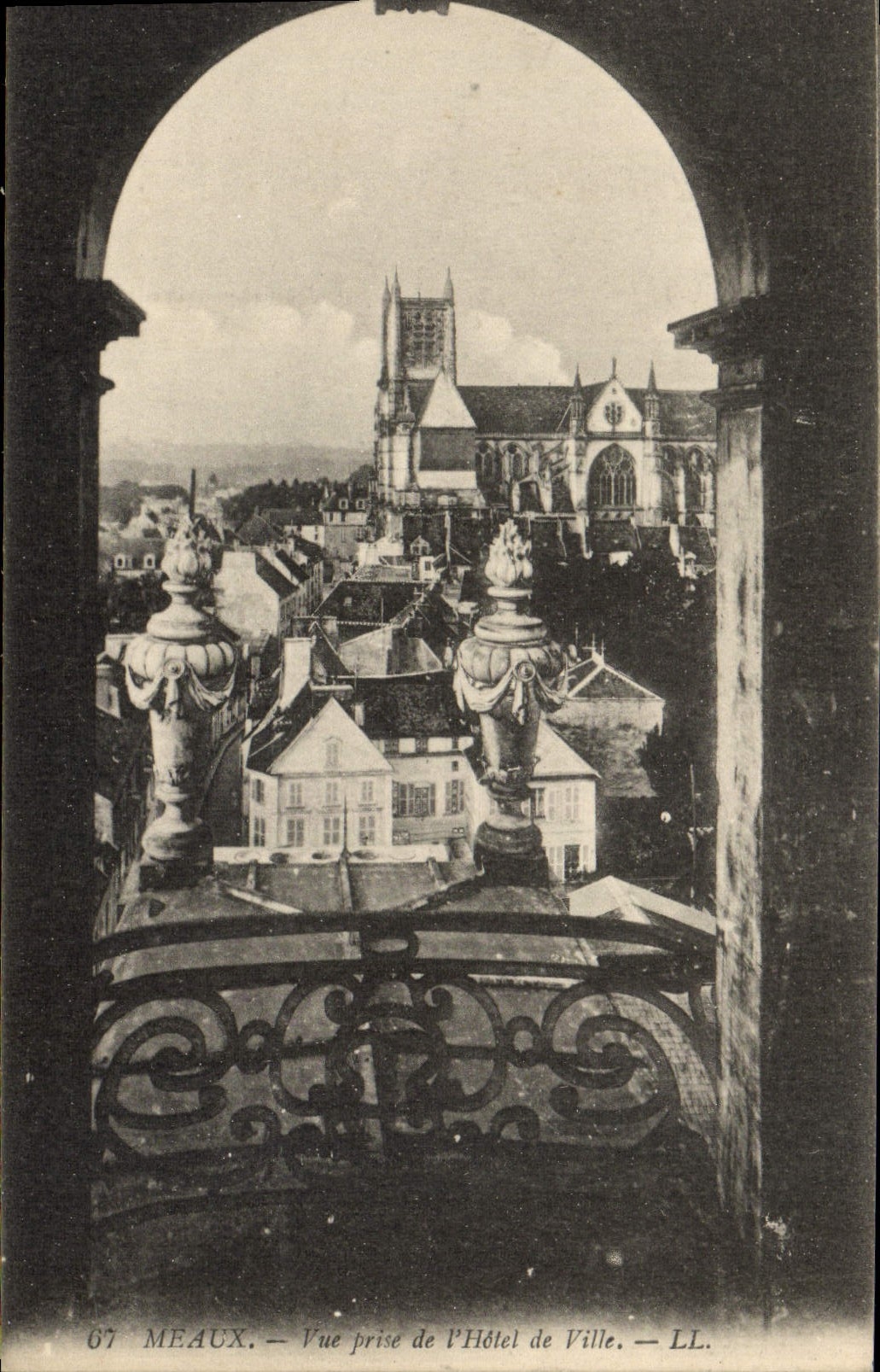 Meaux — Vue prise de l'Hôtel de Ville — LL.
