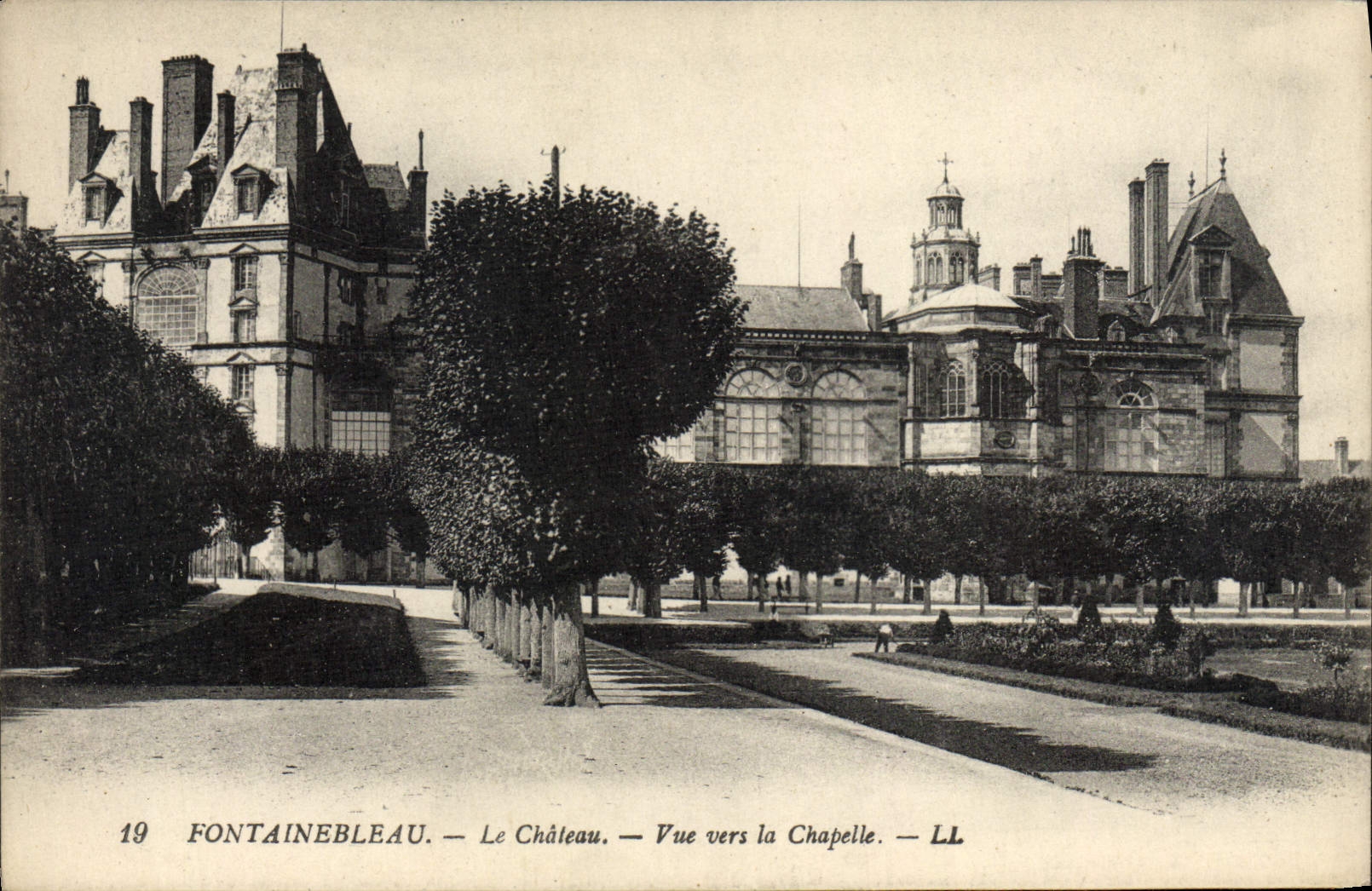 Fontainebleau — El Castillo — Vista hacia la Capilla — LL