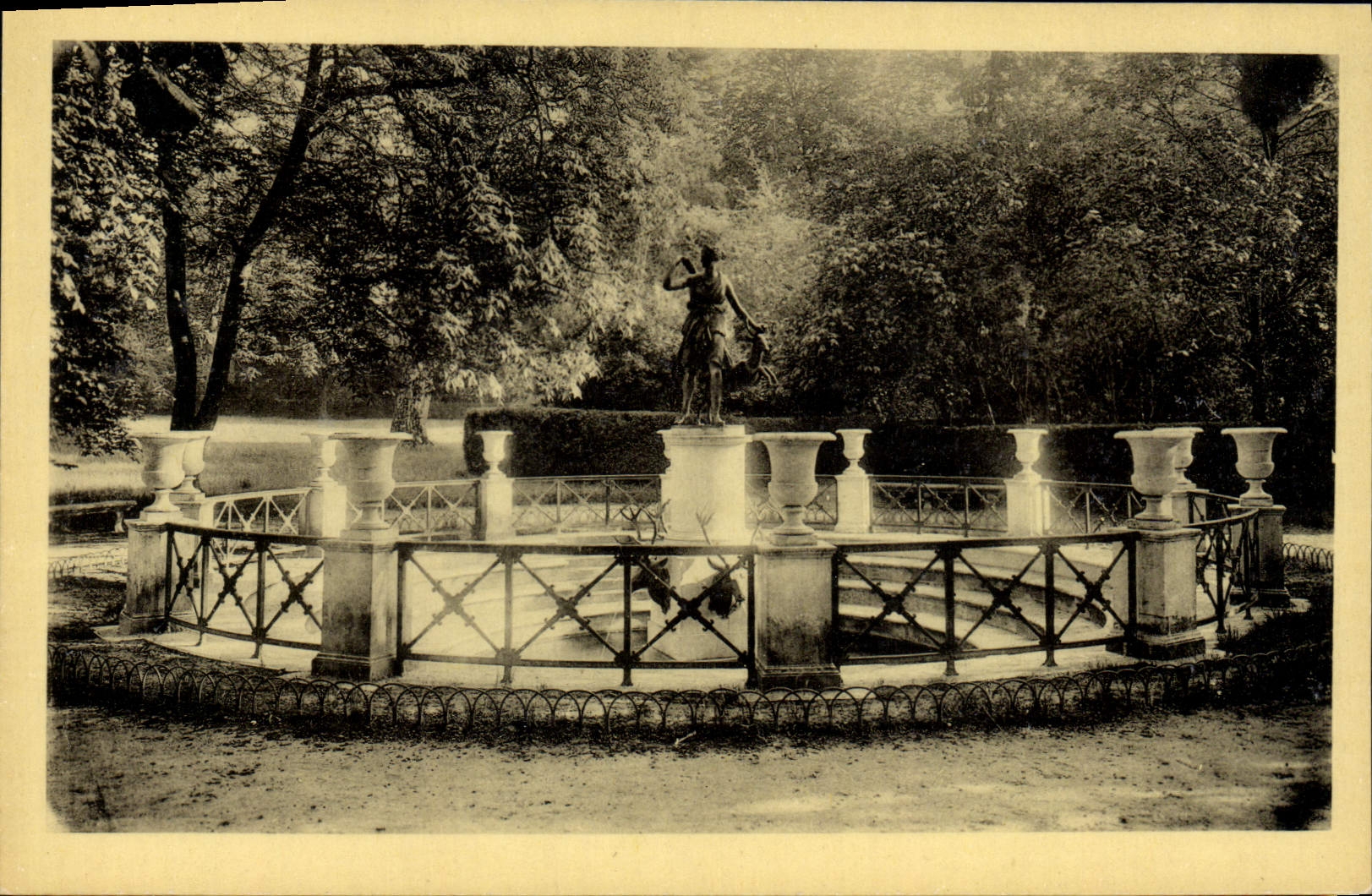 Parc du Château de Fontainebleau — Fontaine de Diane — Édition des Musées Nationaux, n°45