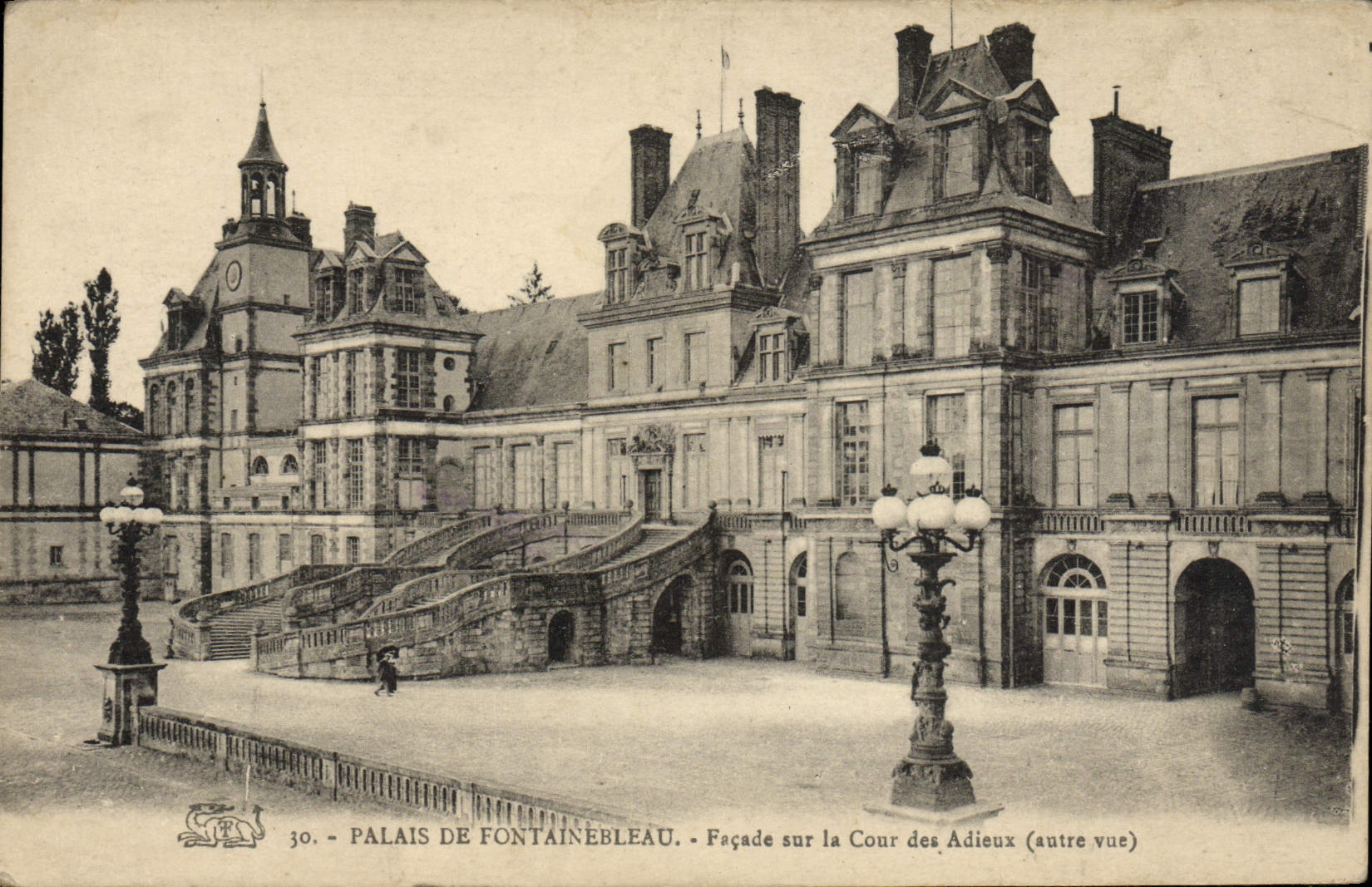 Palacio de Fontainebleau — Fachada en la Cour des Adieux (otra vista) — n°30