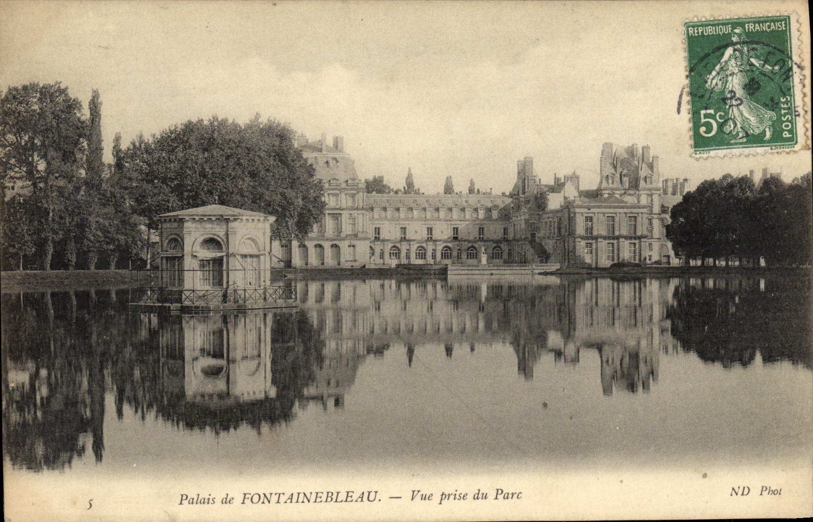 Palais de FONTAINEBLEAU — Vue prise du Parc — ND Phot