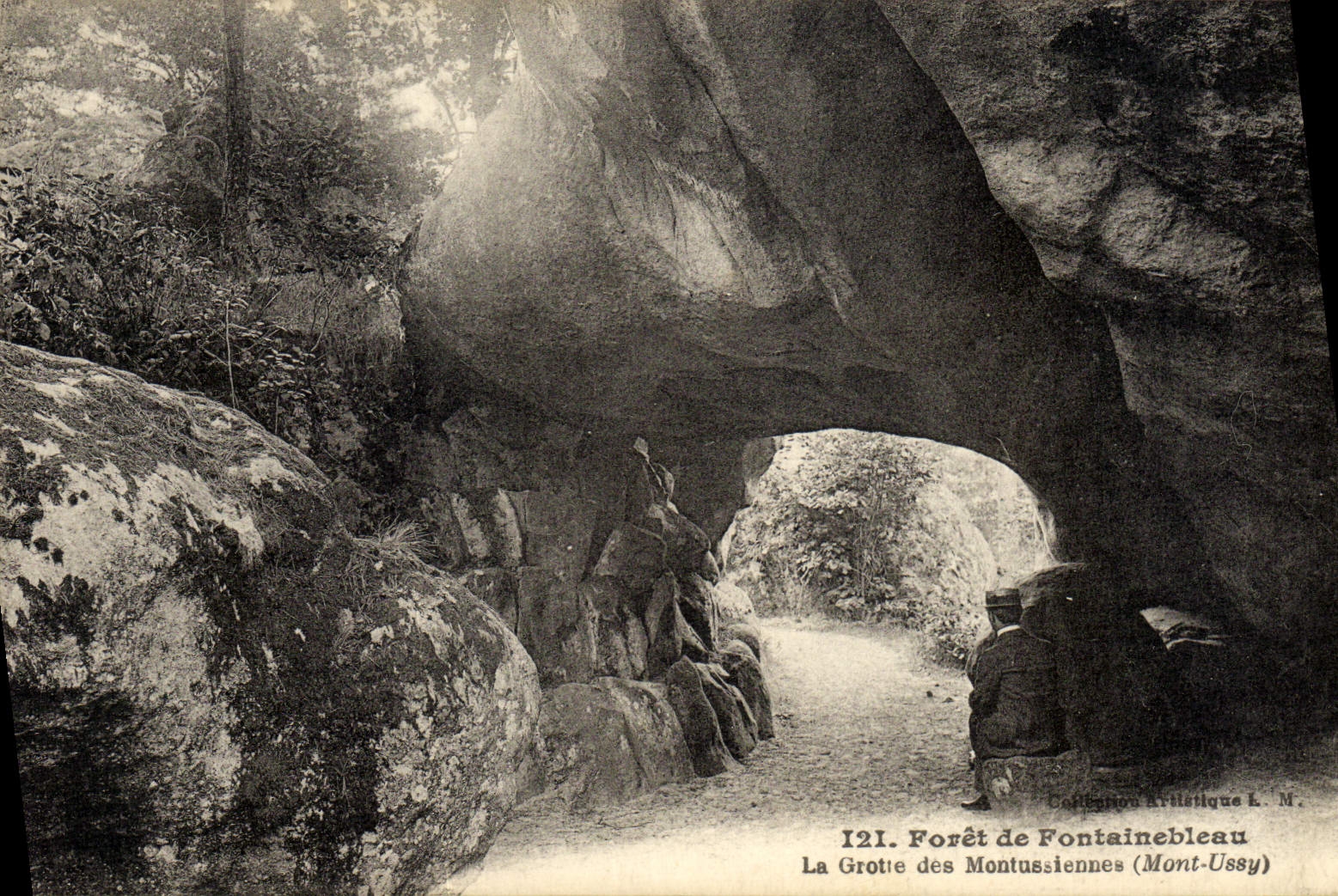 Bosque de Fontainebleau — La Cueva de las Montussiennes (Mont-Ussy) — Colección Artística E. M. n°121