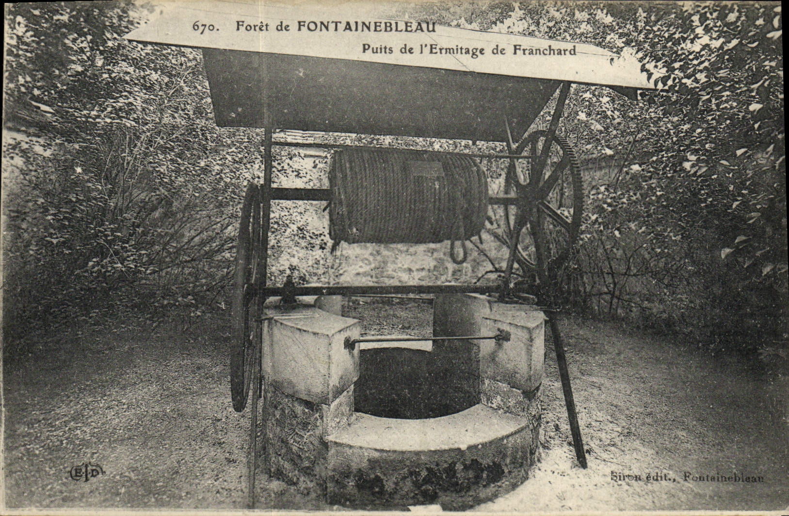 Wald von FONTAINEBLEAU — Brunnen des Hermitages von Franchard — Siron Verlag, Fontainebleau