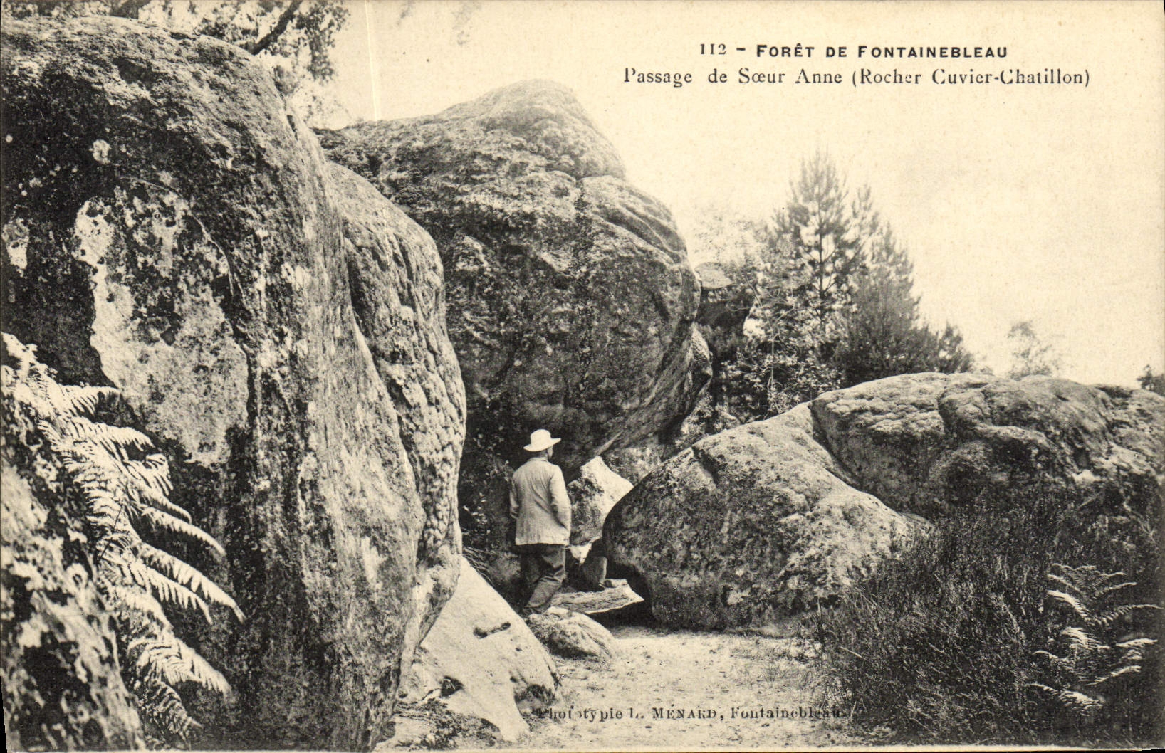 Foresta di Fontainebleau — Passaggio di Sorella Anne (Rocher Cuvier-Chatillon) — Fototipia L. MENARD, Fontainebleau