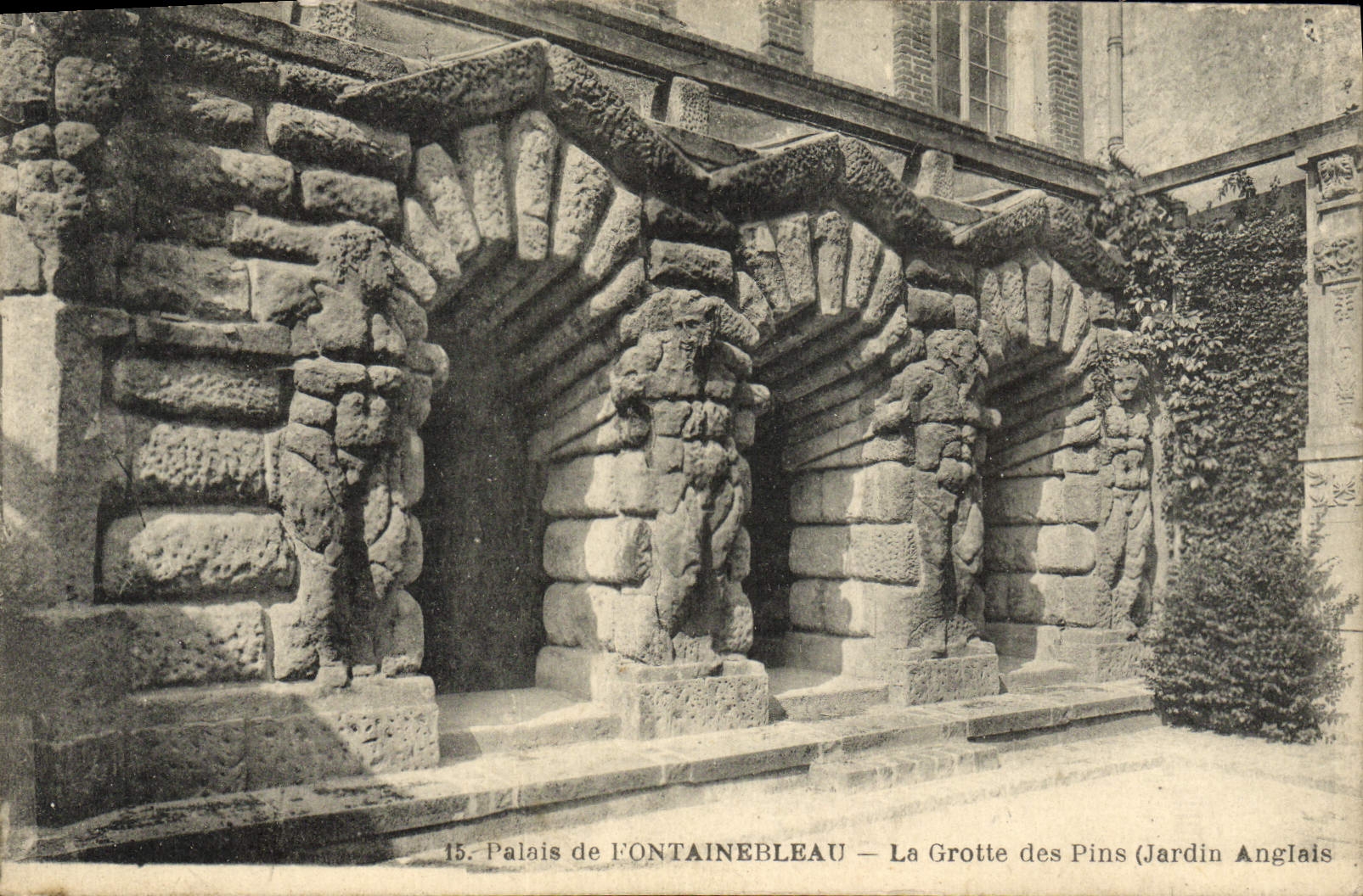 Schloss FONTAINEBLEAU — Die Pinienhöhle (Englischer Garten) — Verlag: 15. Schloss FONTAINEBLEAU