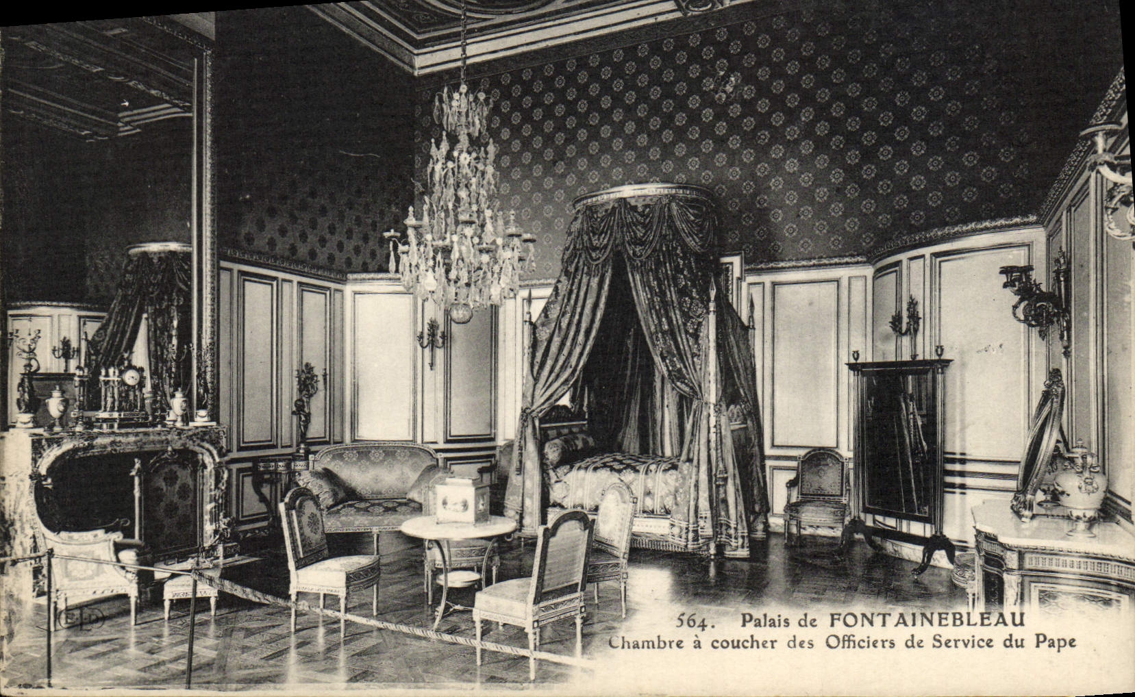 Palais de FONTAINEBLEAU — Chambre à coucher des Officiers de Service du Pape — n° 564