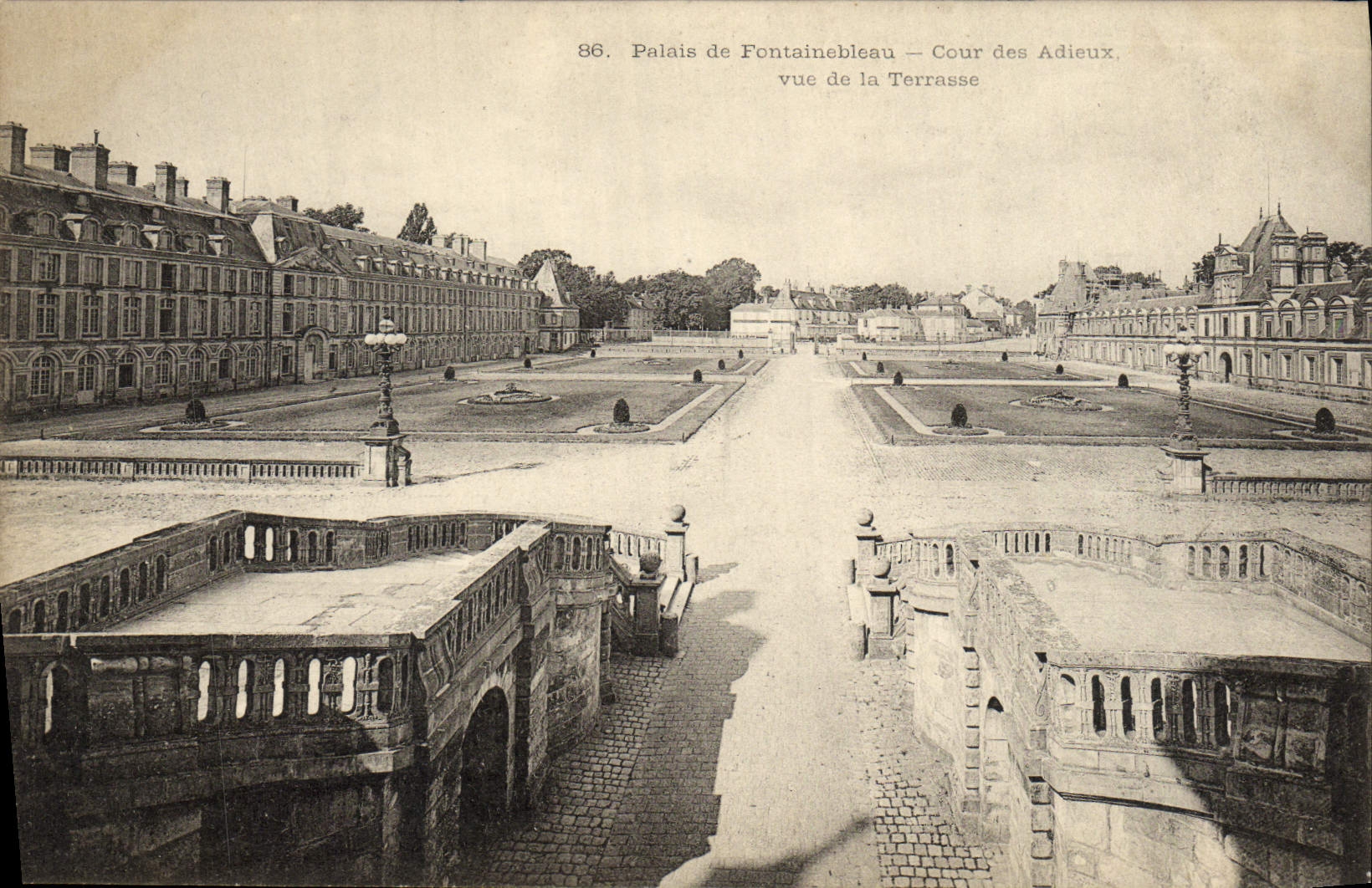 Palast von Fontainebleau — Cour des Adieux, Ansicht von der Terrasse — unbekannter Verleger, Nr. 86