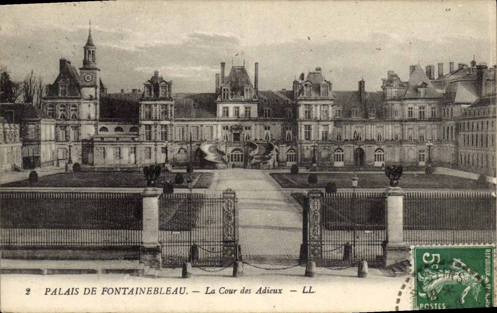 Palais de Fontainebleau — La Cour des Adieux — LL.