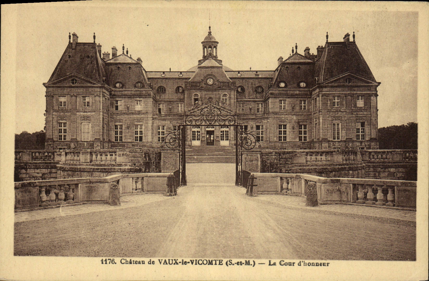 CPA Chateau De Vaux Le Vicomte La Cour D'Honneur