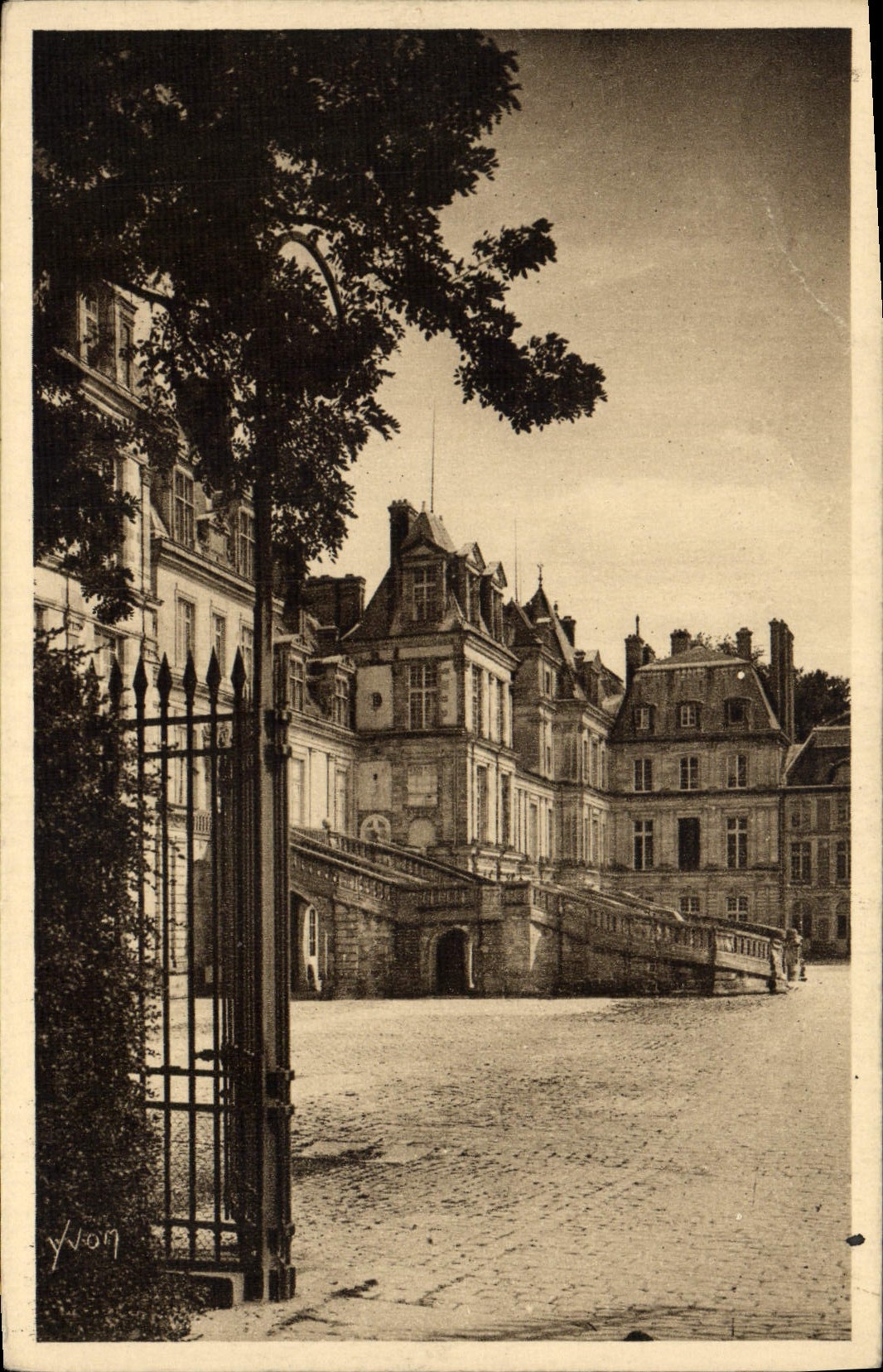 Schloss Fontainebleau — Seitenportal des Schlosses — Éditions d'Art YVON