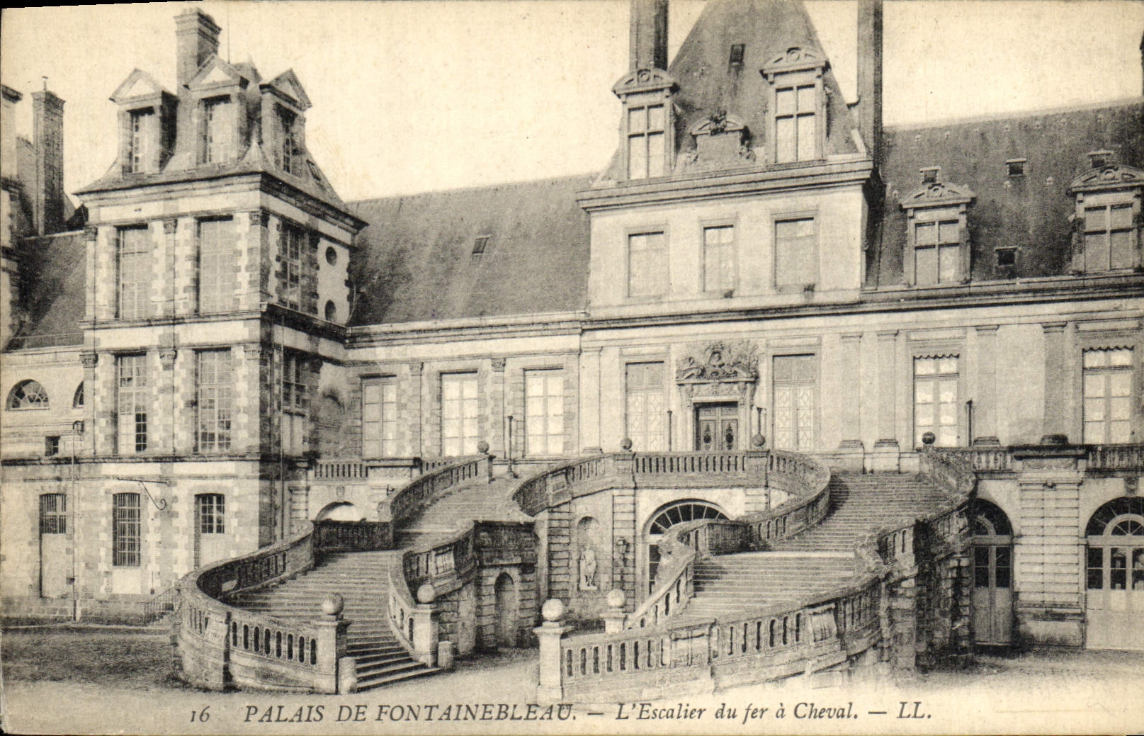 Palais de Fontainebleau — L'Escalier du fer à Cheval — LL. — n°16