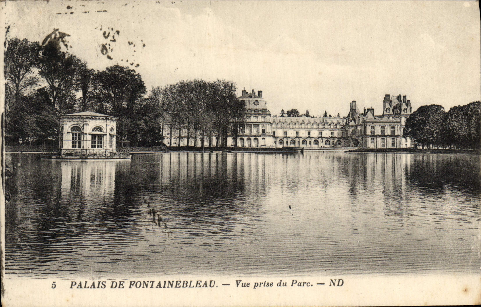 Palais de Fontainebleau — Vue prise du Parc — ND