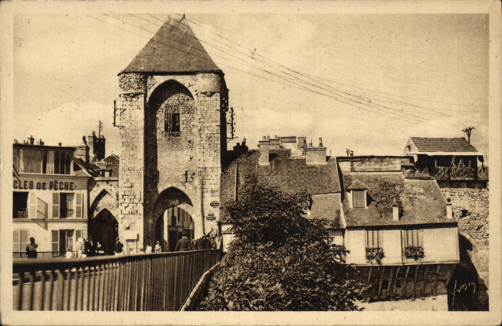 CPA Moret Maison Sauve et Porte de Bourgogne 