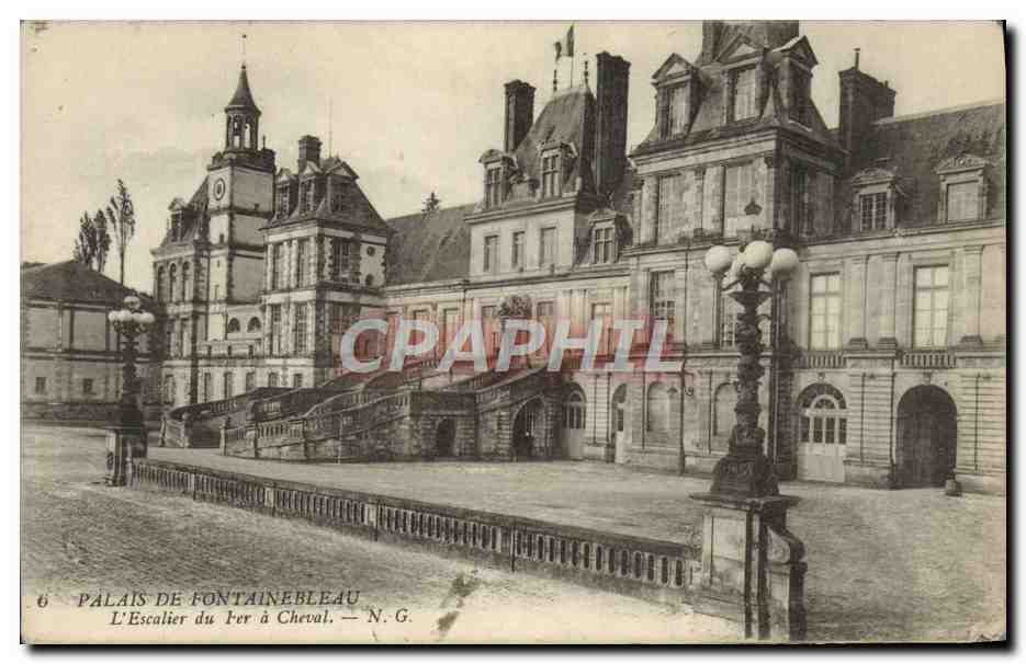 Palais de Fontainebleau — L'Escalier du Fer à Cheval — N.G.
