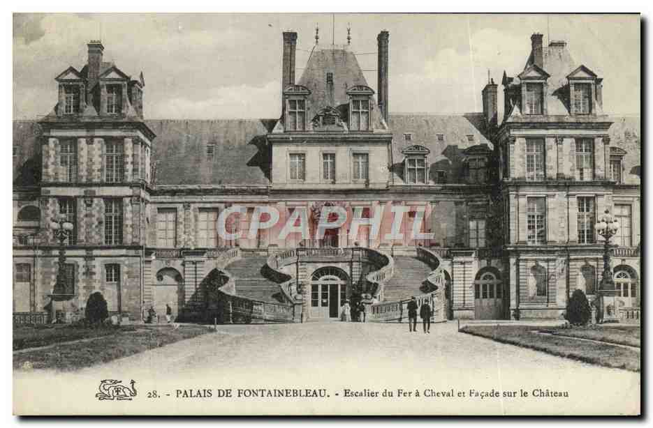 Palais de Fontainebleau — Escalier du Fer à Cheval et Façade sur le Château — Éditeur : CPA PHIL