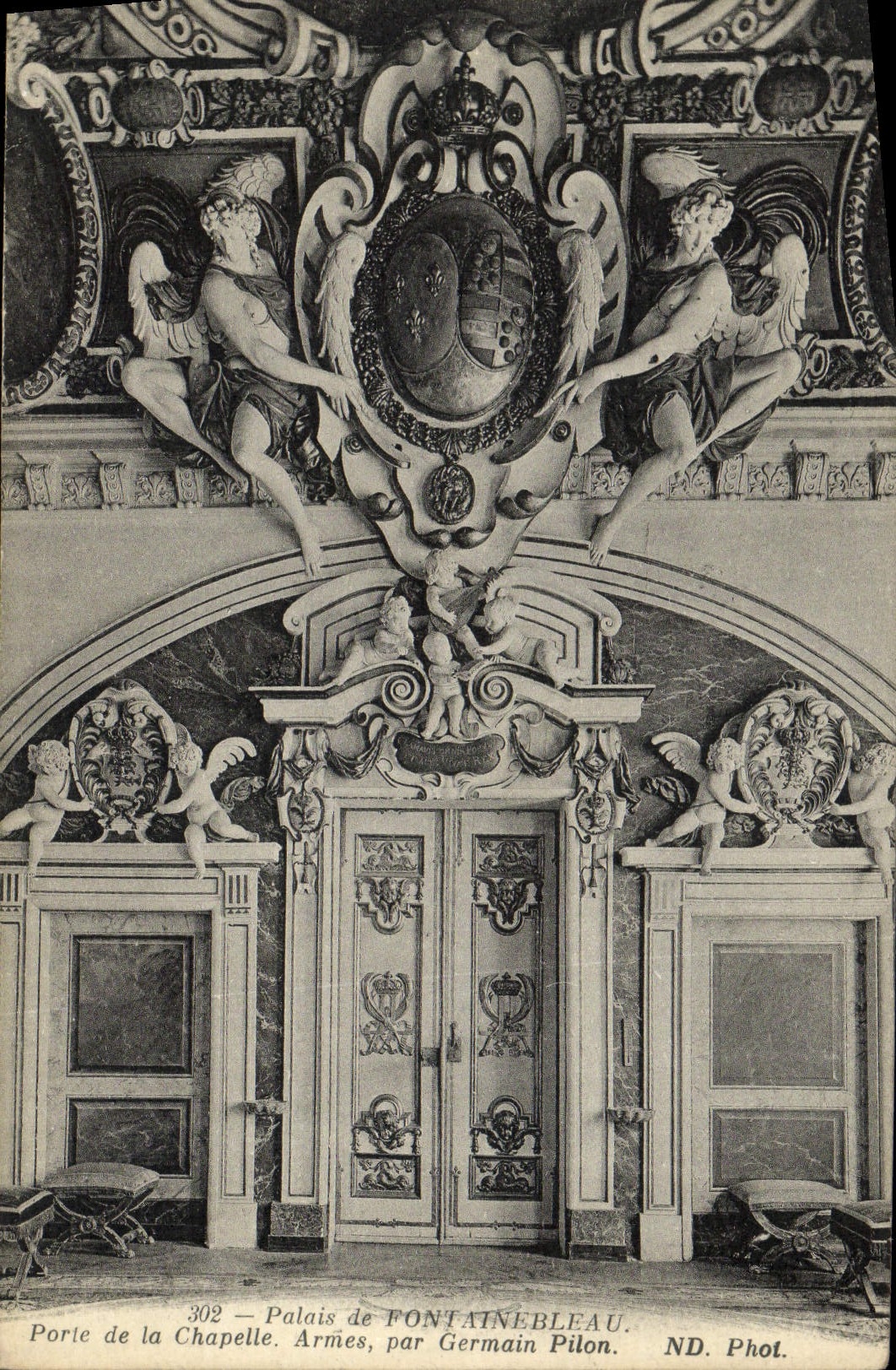 Palazzo di Fontainebleau — Porta della Cappella — Armi, di Germain Pilon