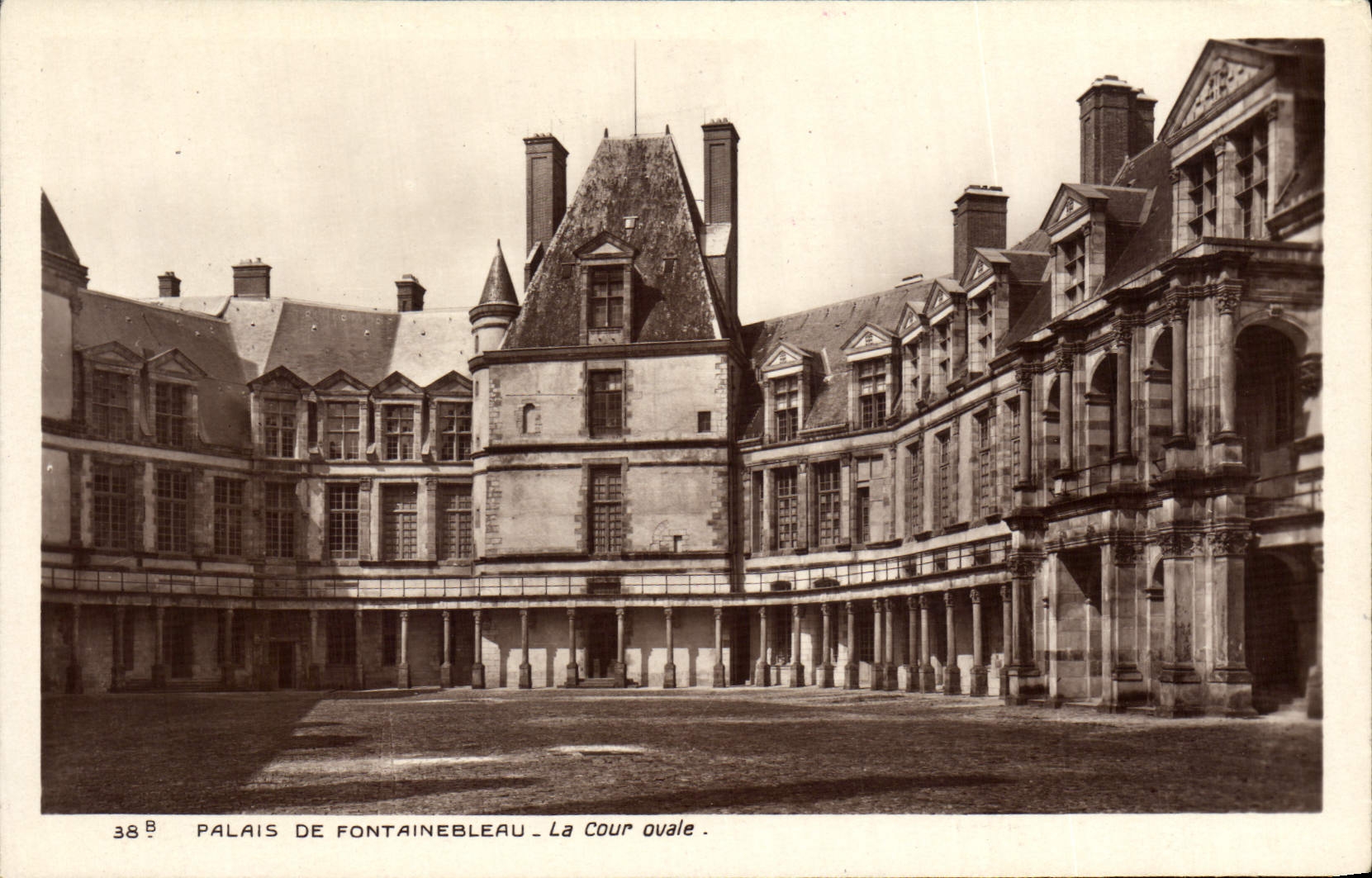 Palacio de Fontainebleau — La Cour ovale — Edición de los Museos Nacionales, París
