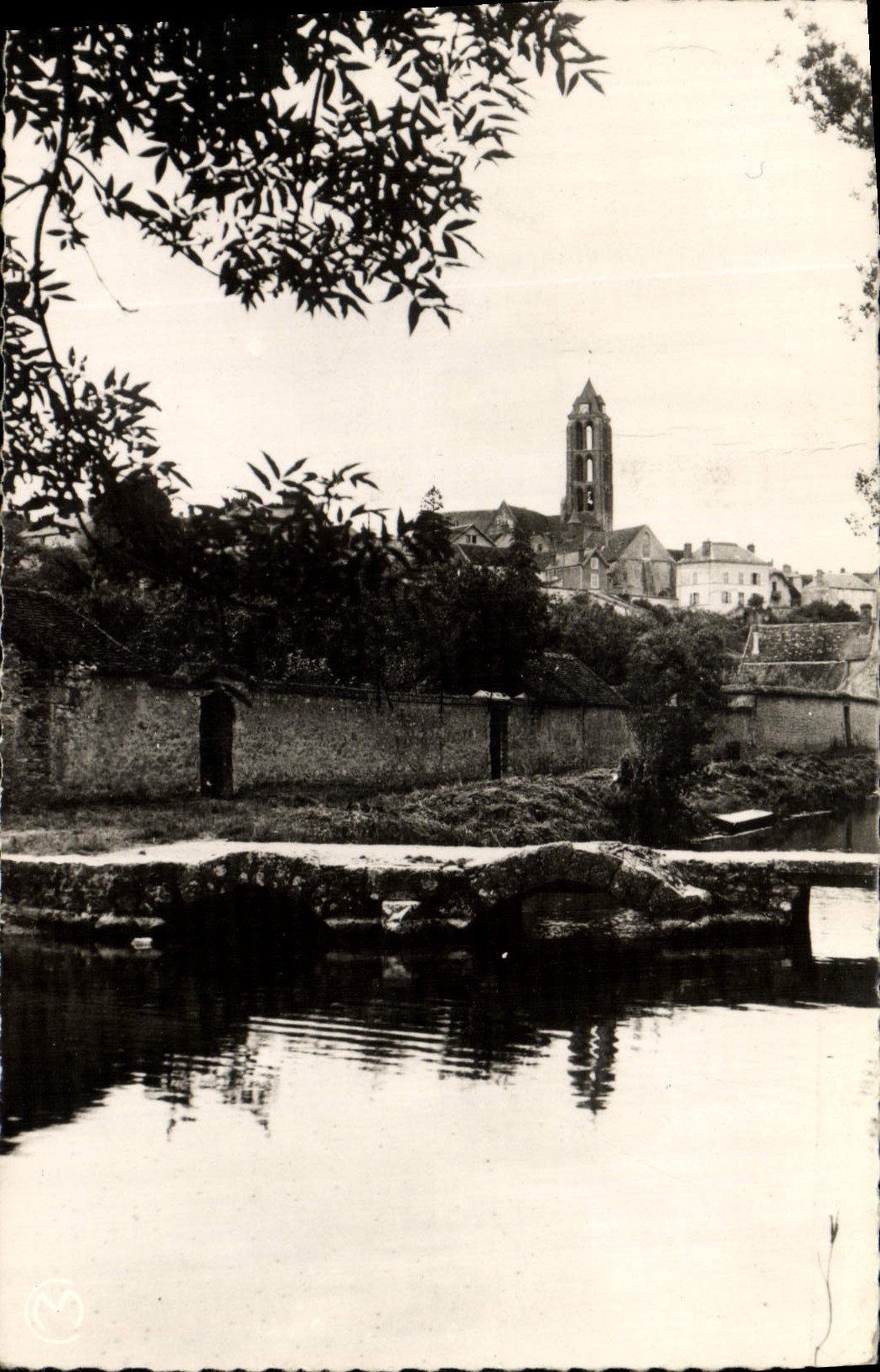 CPM Chateau Landon Bords Du Fusain Le Pont Perce