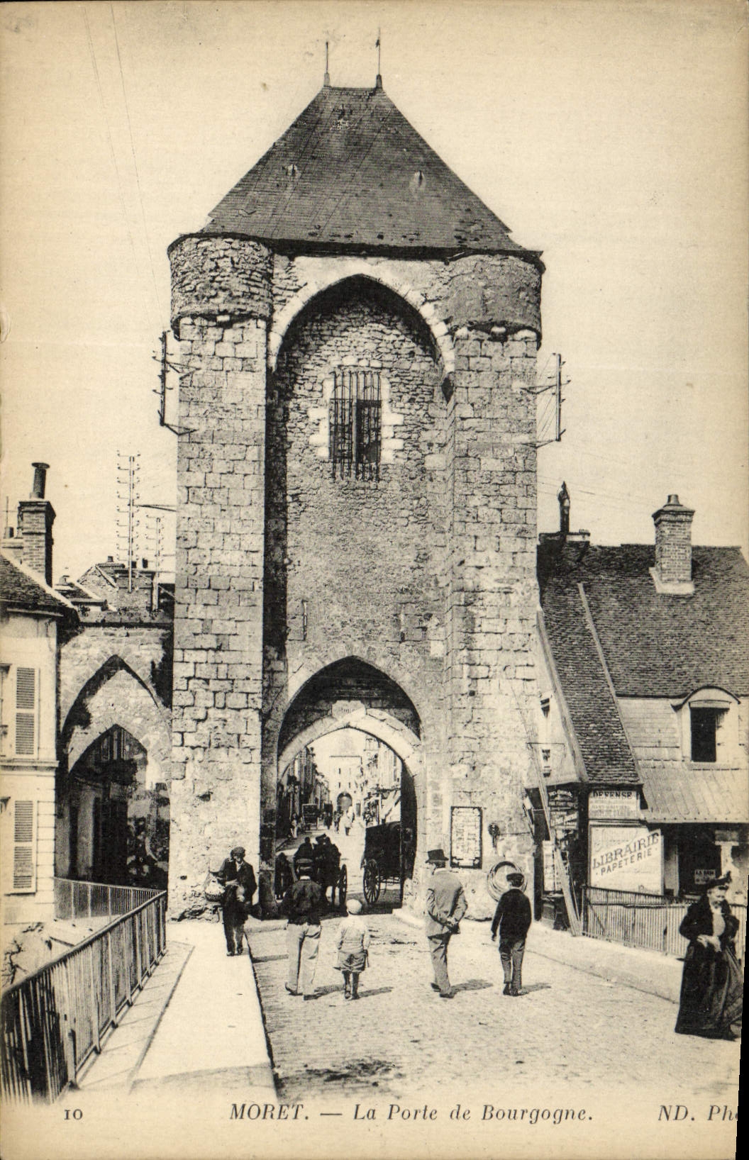 Moret — La Porte de Bourgogne — ND. Ph.