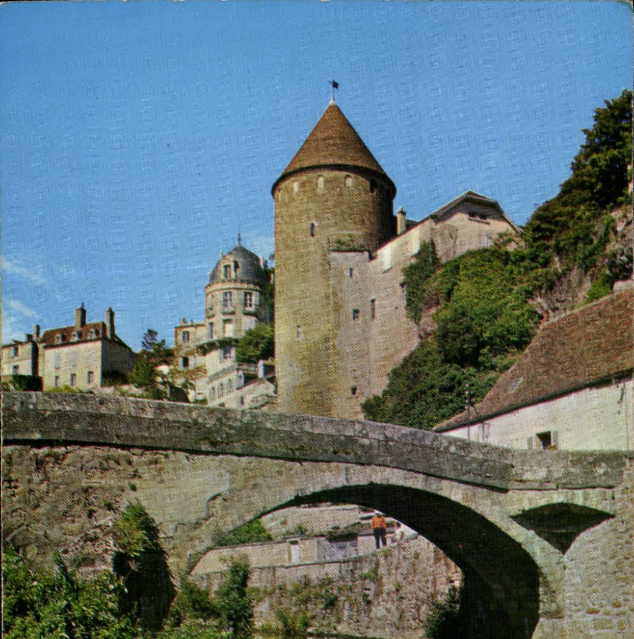 Semur-en-Auxois — Le pont sur l'Armançon et une tour — Les Éditions Nivernaises, n°11.861