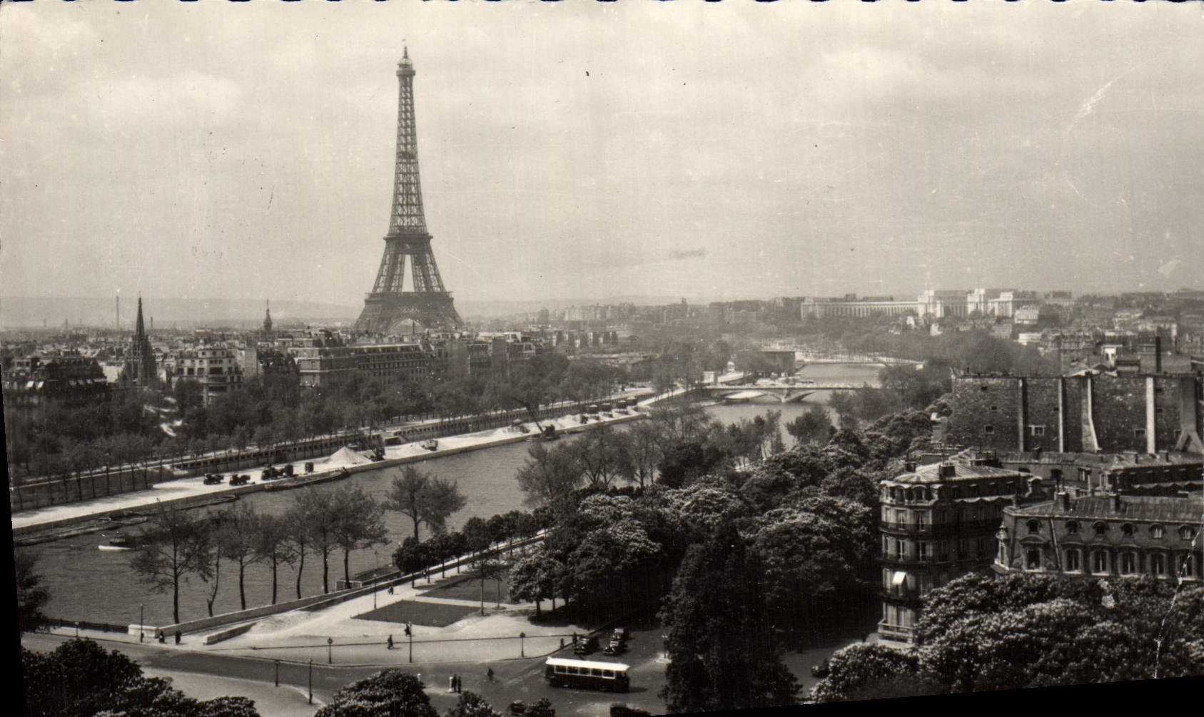 CPM Paris en Flanant Prespective de la Seine la Tour Eiffel et le Palais de Chaillot