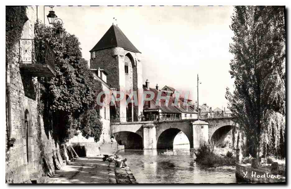 Moret-sur-Loing — Le petit quai sur le Loing, les anciennes fortifications et la porte de Bourgogne — Yves Hodbert