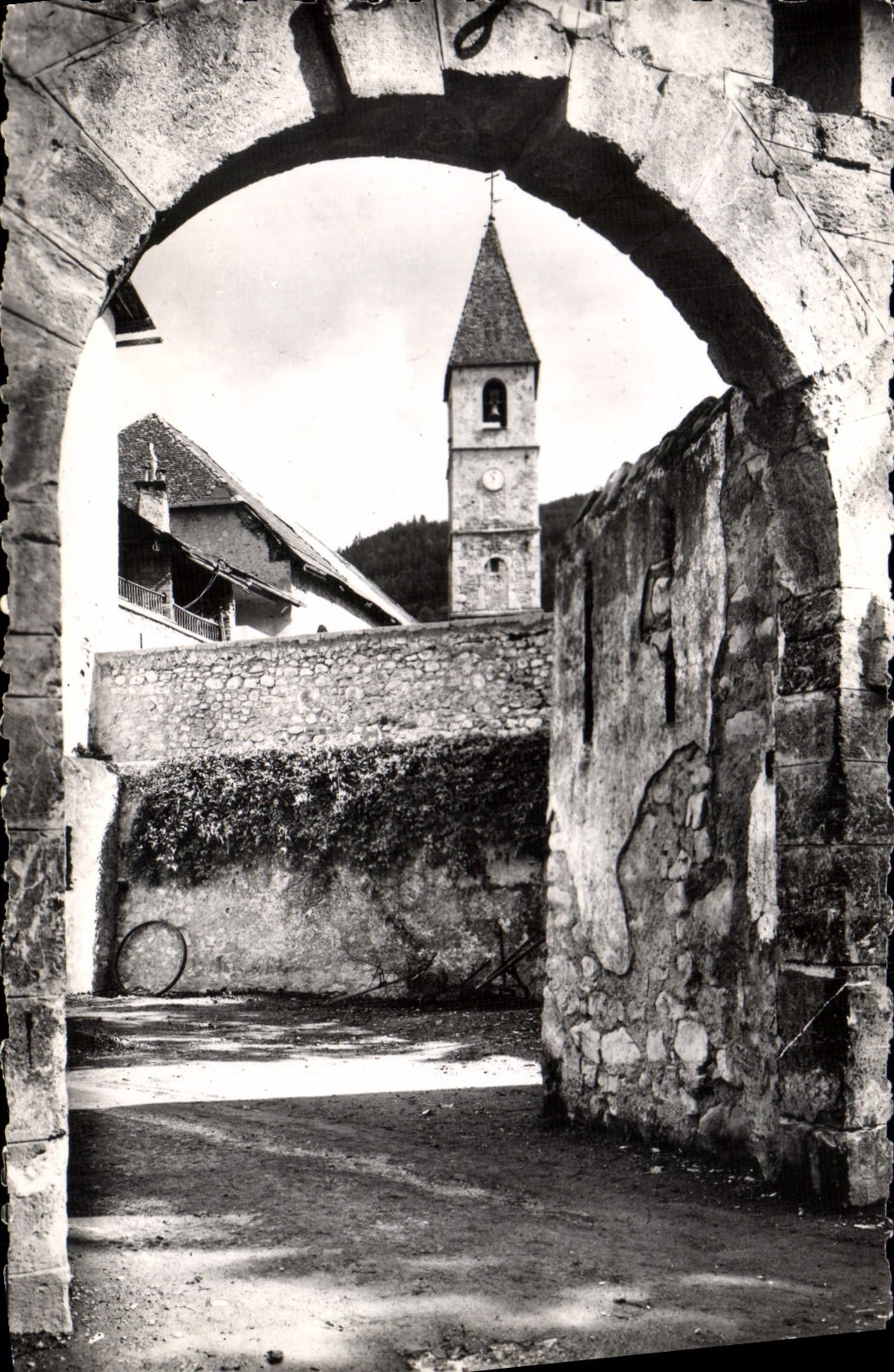 Colmars-les-Alpes — Les remparts et le clocher — Éditions Artistiques ADIA, NICE, n°2516