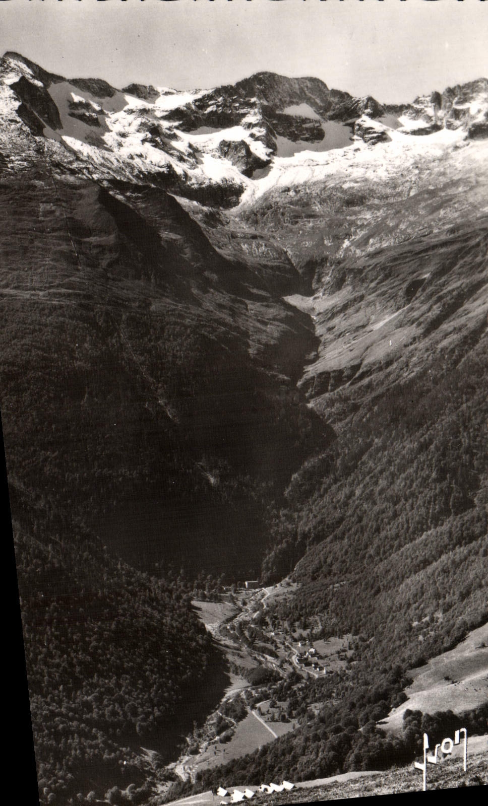 Environs de LUCHON (Hte-Garonne) — Vue prise de Superbagnères sur la Vallée du Lys et le Massif des Crabioules — Les Éditions d'Art, Paris