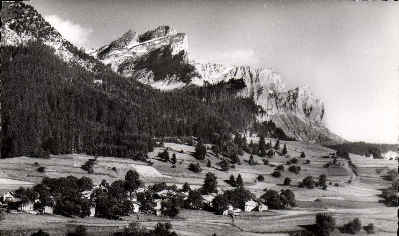 Araches-les-Carroz — Vue sur la Croix de Fer, la pointe du Collonney et les Aiguilles de Warens — Éditions G. MOURET, Annecy