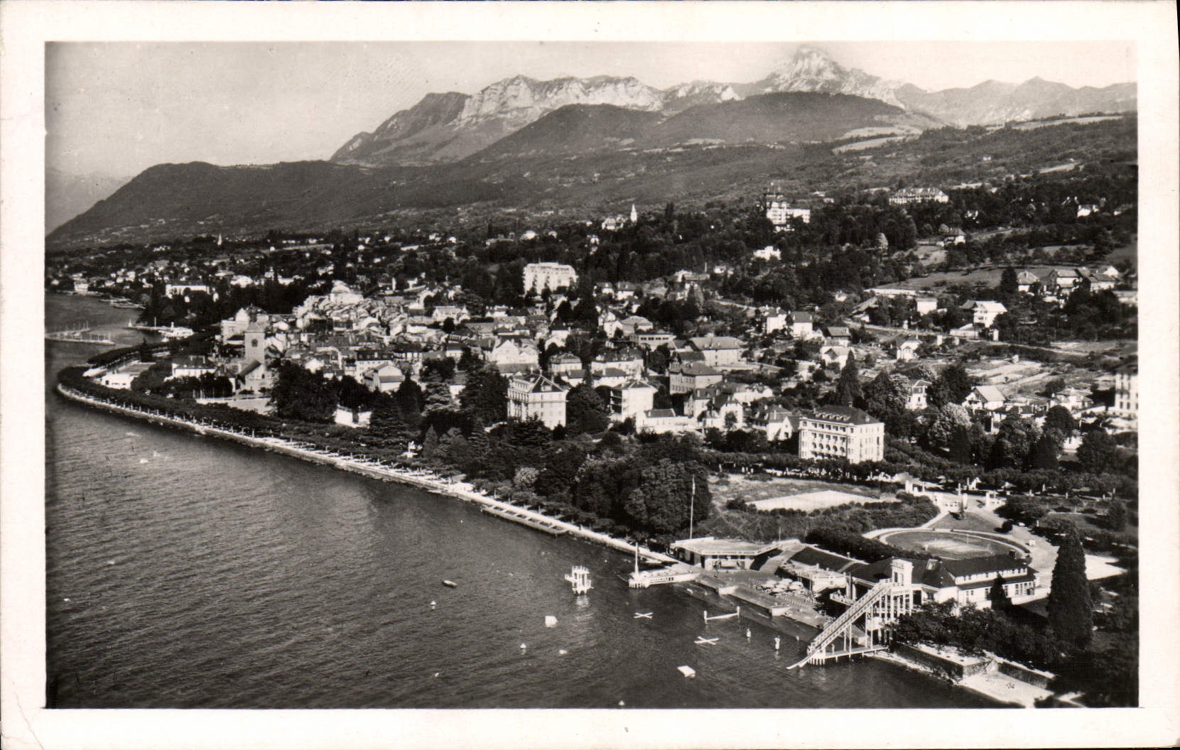 CPM Evian les Bains La Plage la Ville et Dent d'Oche 