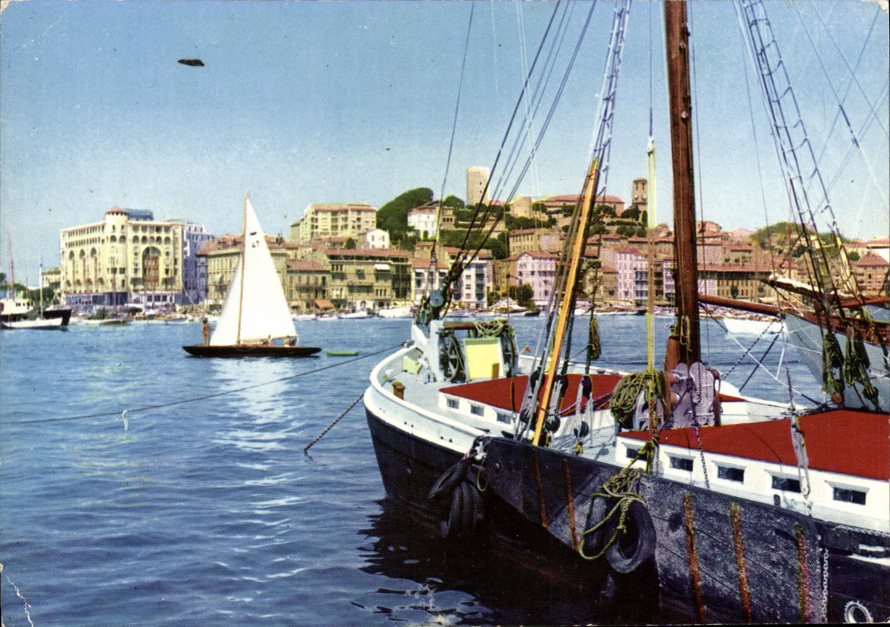 CPM Cannes Vue sur le Suquet et le Quai Saint Pierre Bateaux