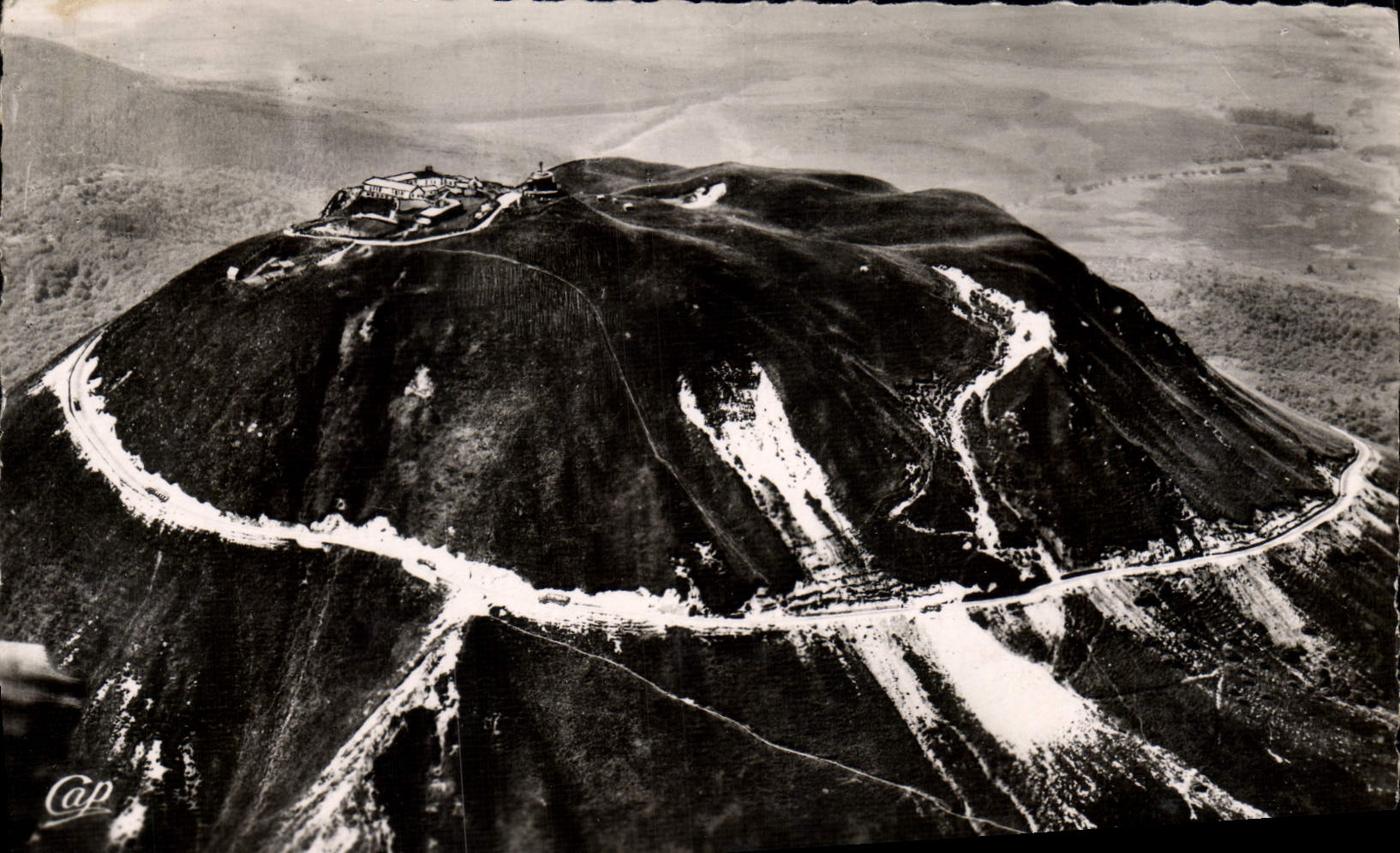 Le sommet du Puy-de-Dôme — vue aérienne avec route automobile — Cliché Plazanel — éditeur Cap