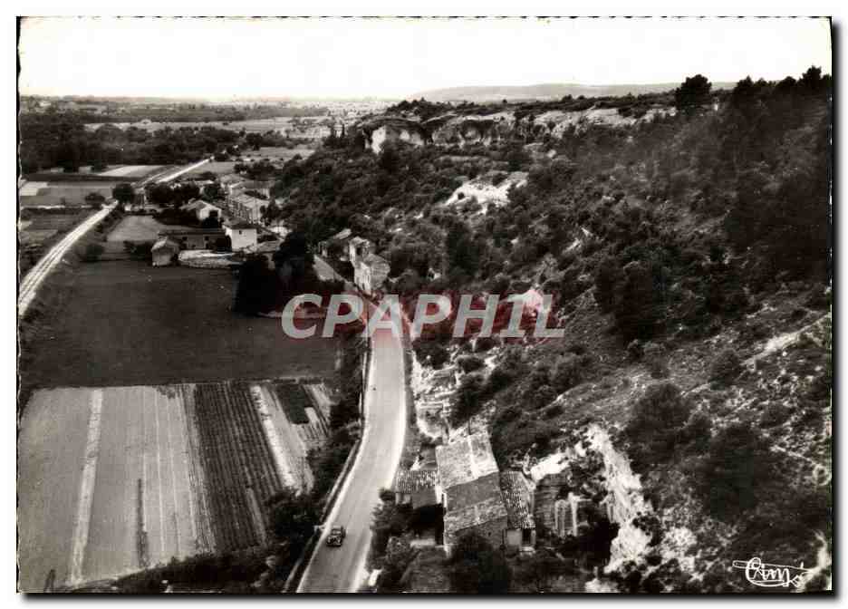 CPM Les Beaumettes Vue panoramique aerienne du village Au centre la route d'Apt a Avignon 