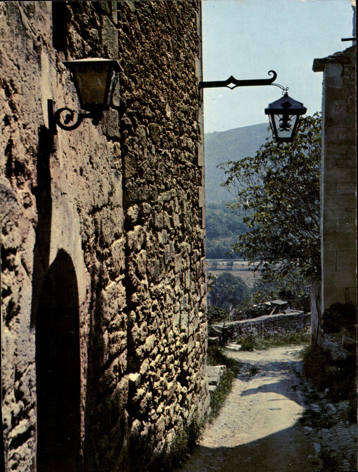 Vieille rue typique de la Provence — Caveillon — Éditions de Provence G.A.L. Carpentras