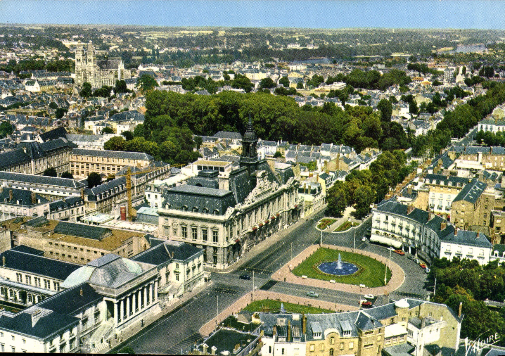 CPM Les Merveilles Du Val De Loire Tours La Place Jean Jaures Palais de justice Hotel de ville Cathedrale Saint Gatien 