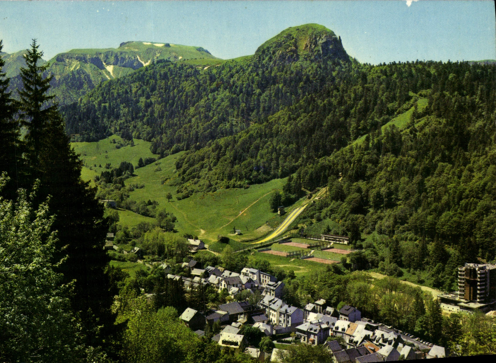 Le Mont-Dore (alt 1050 m) — Le tremplin de ski et le Capucin — L'Auvergne touristique, éditions SPADÉMOBILE