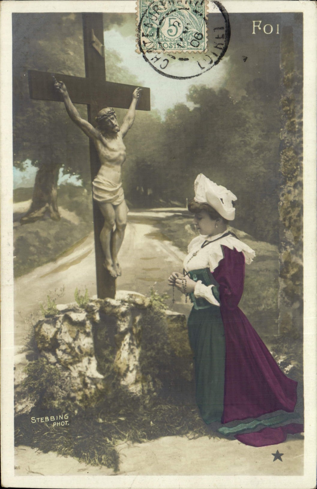 Foi — Statue de Jésus-Christ crucifié et femme en prière — Stebbing Phot.