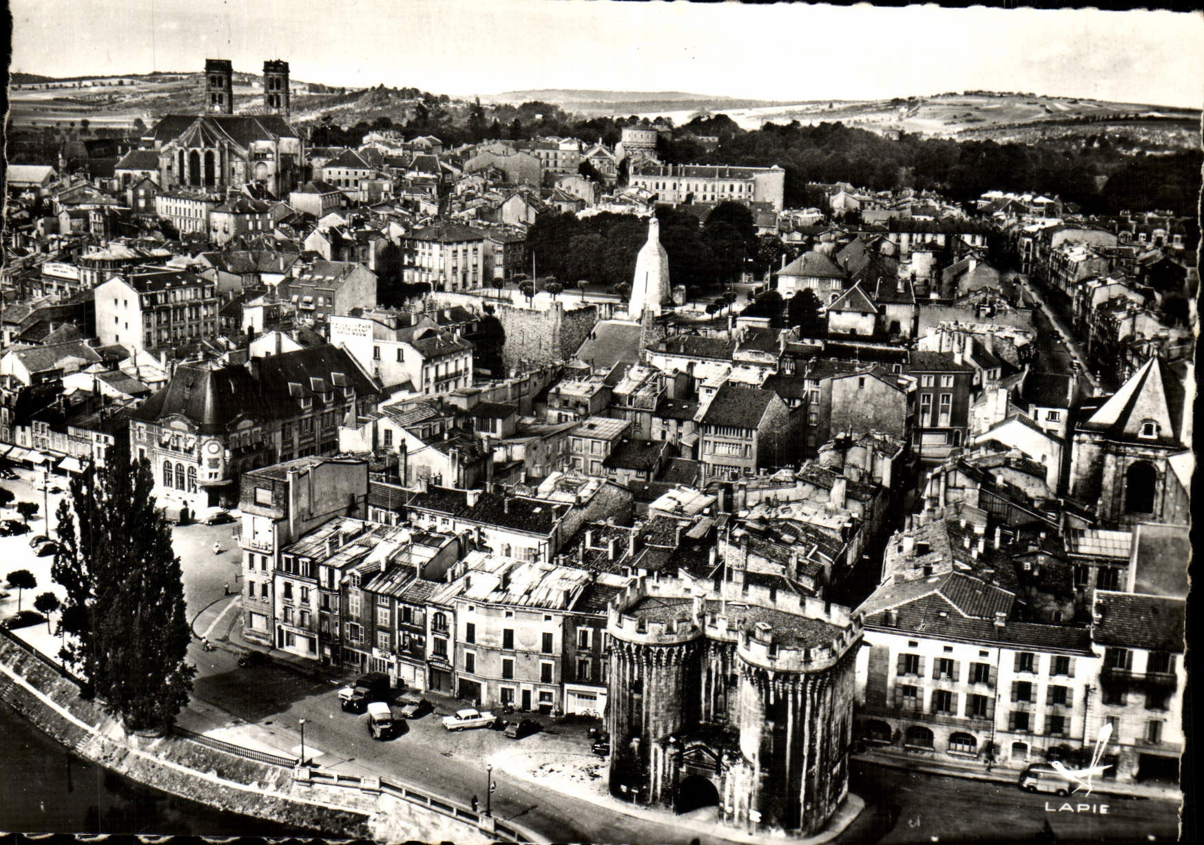 CPM Avion Au Dessus De Verdun Porte Chaussee Monument de la Victoire Cathedrale
