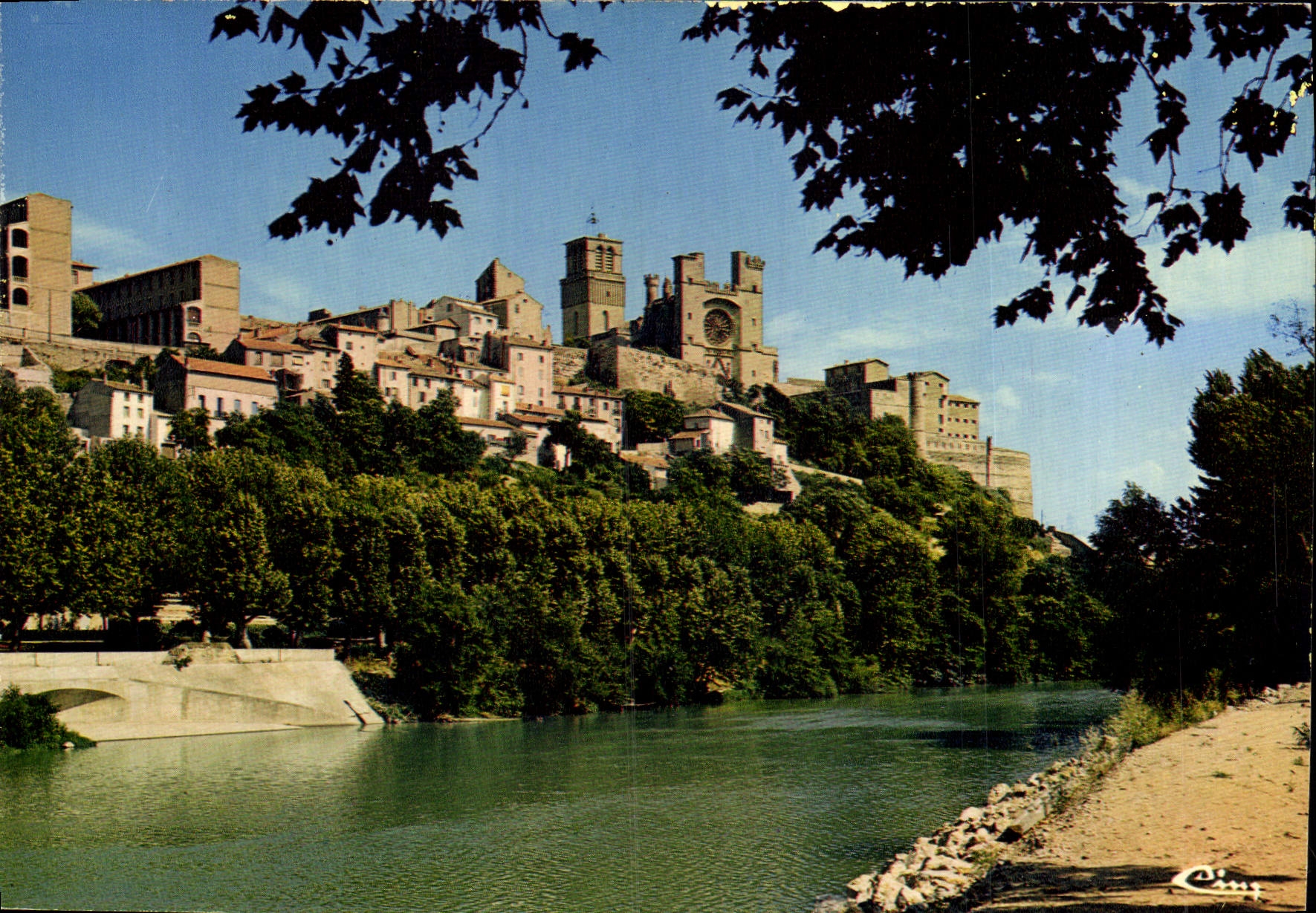 CPM Beziers Surplombant La Cathedrale fortifie St Nazaire