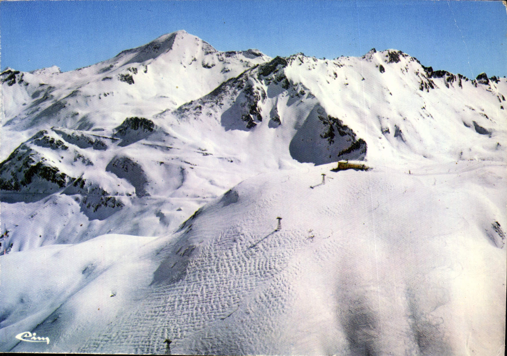 CPM Val D'Isere Sports d'Hiver Vue Aerienne Route Du Col de l'Iseran et telepherique de Solaise