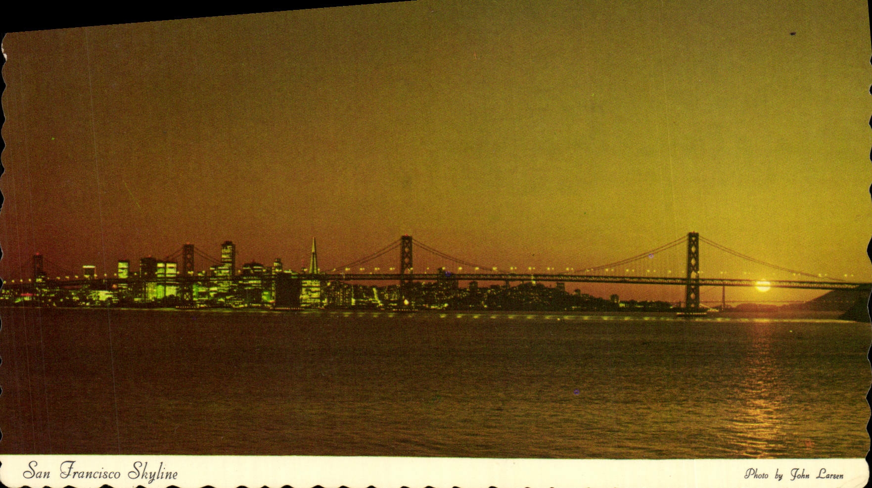 San Francisco Skyline — vue du pont Bay Bridge au crépuscule — Photo by John Larsen