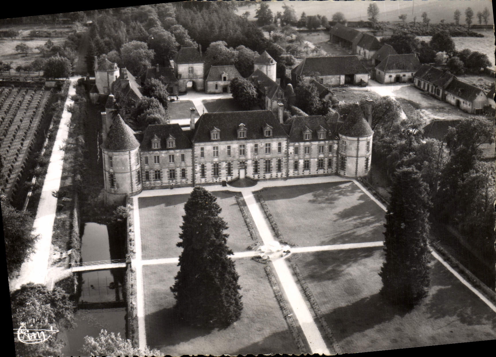 Pontgouin (E.-et-L.) — Vue aérienne — Le Château de la Rivière — Environs de Belhomert