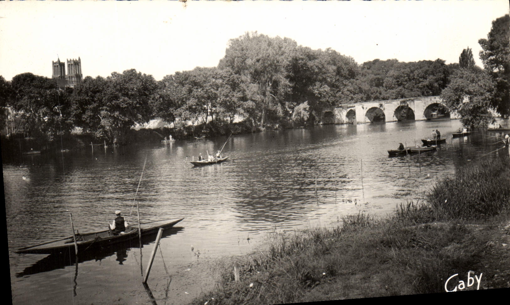 Mantes-la-Jolie — Le Vieux Pont sur la Seine et les Tours de la Cathédrale — Gaby