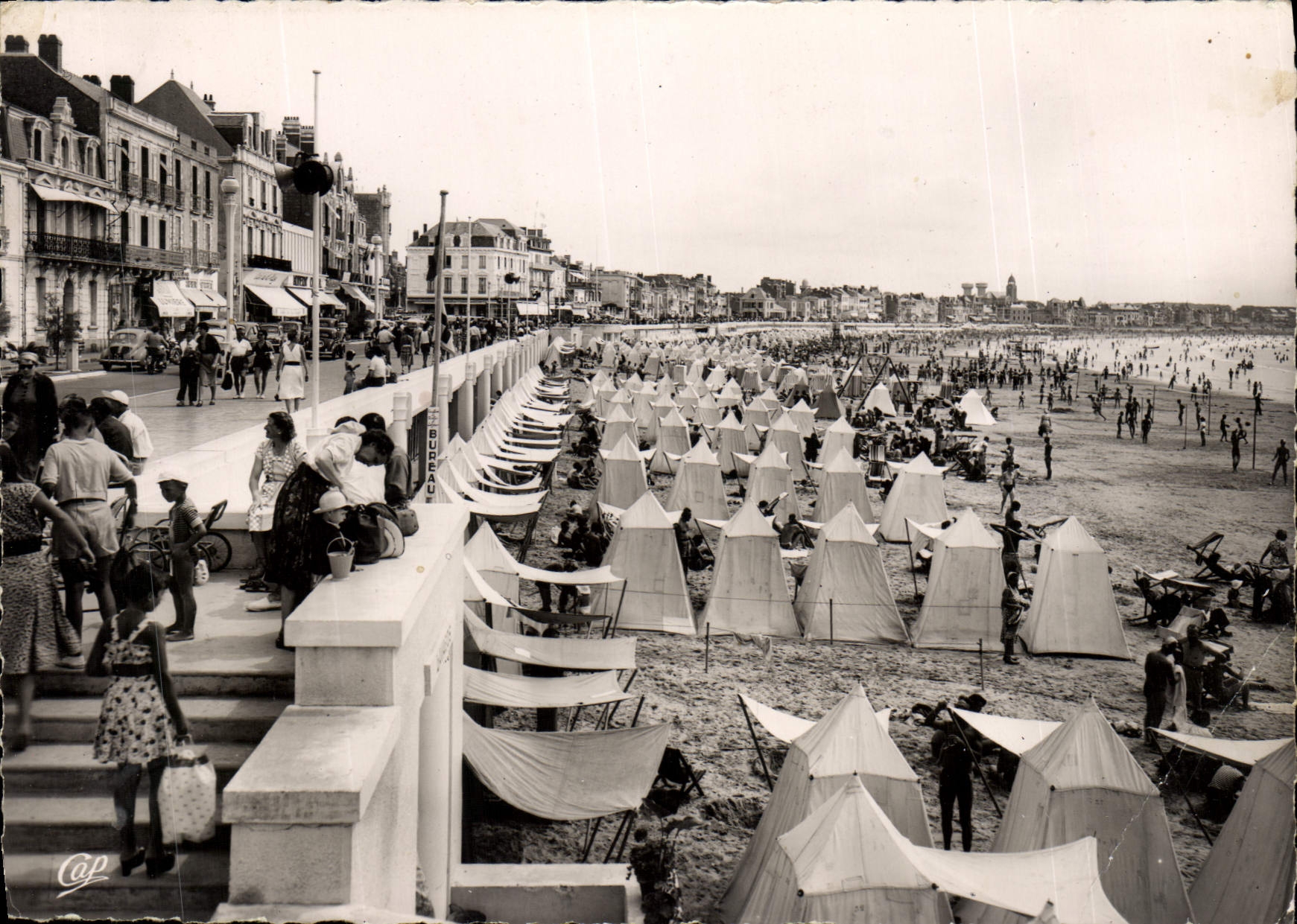 Moderne Ansichtskarte Les Sables D'Olonne Die Strände Und Der Damm Richtung Pinien