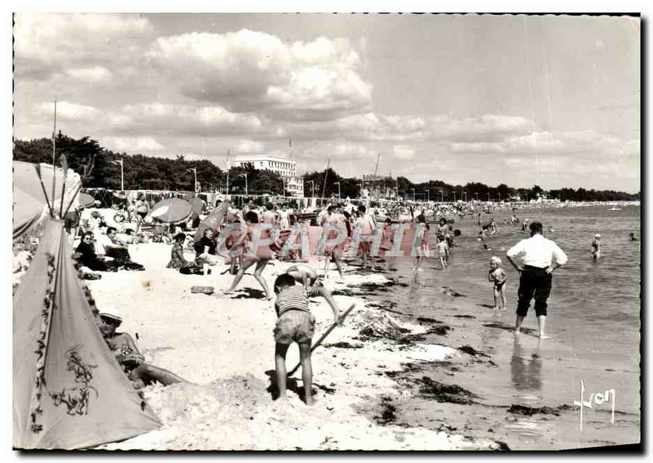 CPM Carnac La Grande Plage Et Le Brintannia