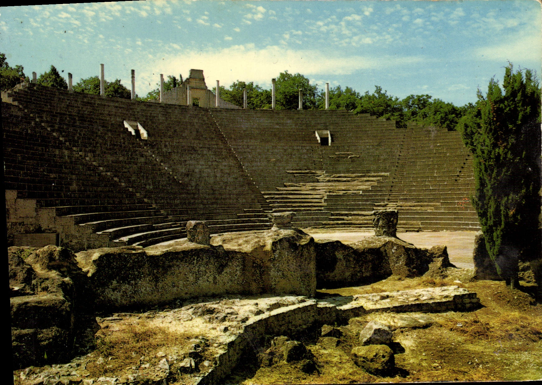 Vaison-la-Romaine — Le Théâtre romain : Les gradins surmontés du portique — Éditions Moisenay-Le-Petit