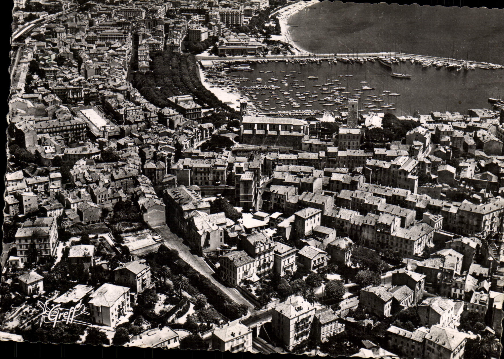 Cannes — Vue aérienne du Suquet, du Fort et du Casino — Éditions Greff