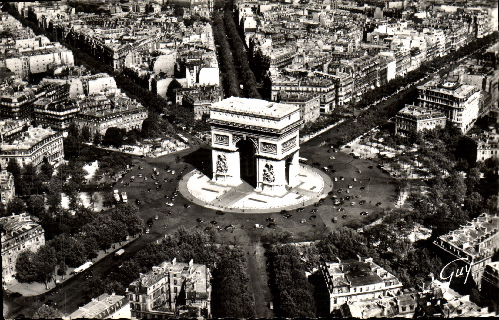 Paris — Vue aérienne de l'Arc de Triomphe et de la place de l'Étoile — Éd. GUY, n° 3506