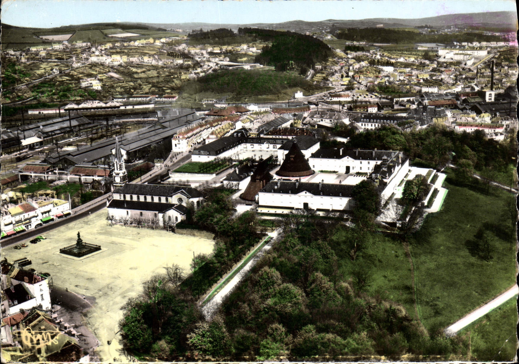 Vue aérienne de Le Creusot — éditeur Combiel Imp. Janson, n° 30-21 A