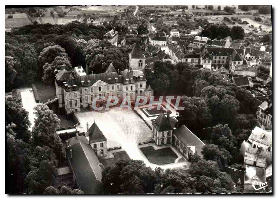 CPM Montmirail Vue Aerienne Du Chateau La cour d'honneur 